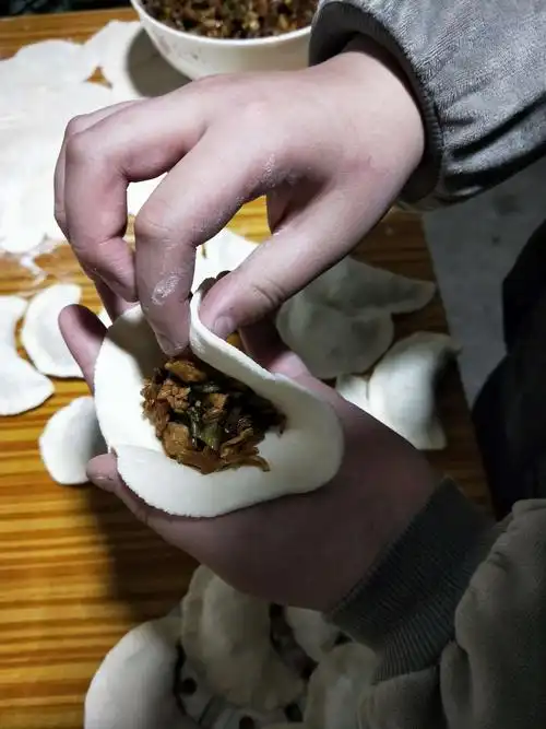 我们家也提前买了鸡鸭鱼肉,全家早上包饺子,中午全家吃了丰盛的午餐