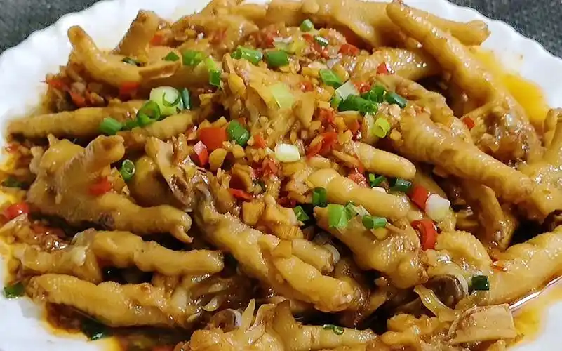 鸡爪不要一直凉拌了,试试这个蒜蓉鸡爪,蒜香浓郁,上桌瞬间光盘