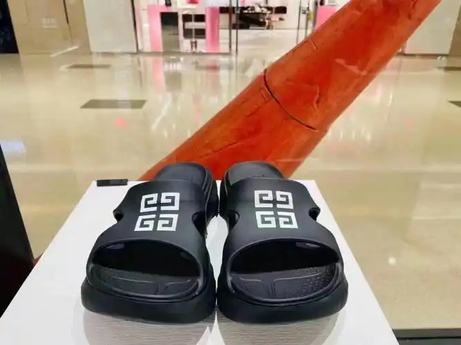 纪梵希givenchy  #夏日穿搭  #每日穿搭  #givenchy  #拖鞋已备好