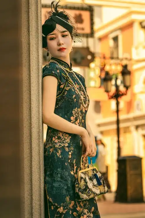 港风旗袍出镜空地点汉口北这个色调会有人喜欢吗