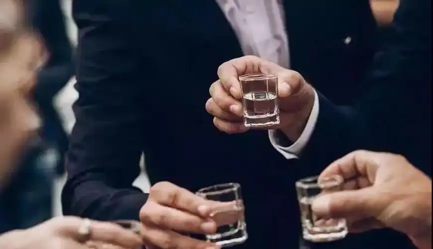 为何聚会只喝酱香型白酒,喝的是健康,品的是情谊!