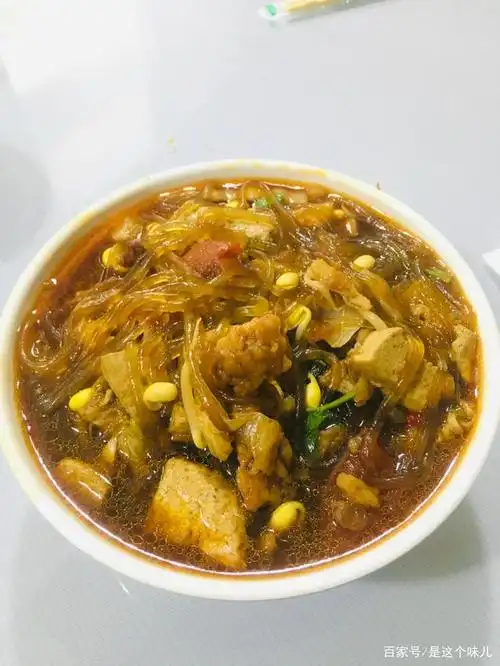 大锅菜数河南最正宗,猪肉白菜粉条,两个白馒头,一顿能吃两碗