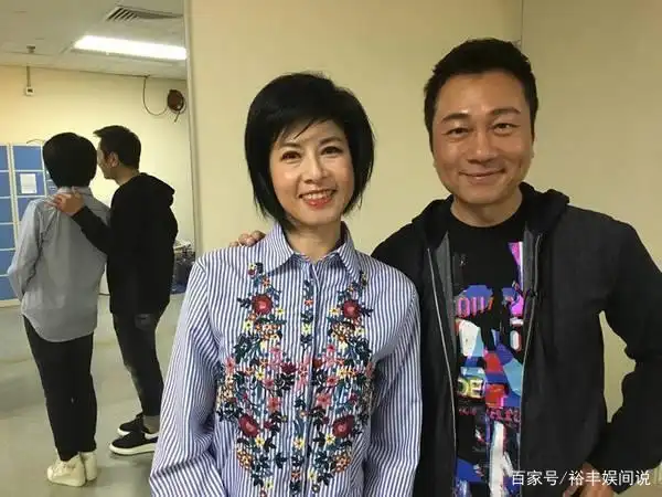 53岁"天若有情"主唱袁凤瑛罕见现身,仍冻龄娇美,自爆不婚原因