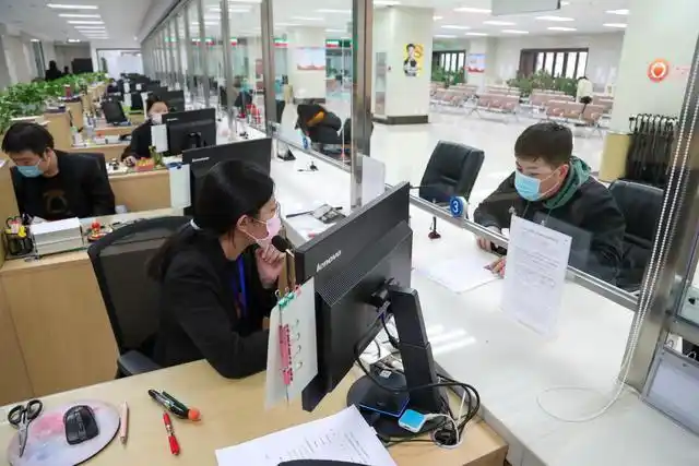 区公服中心工作人员正在办理业务.