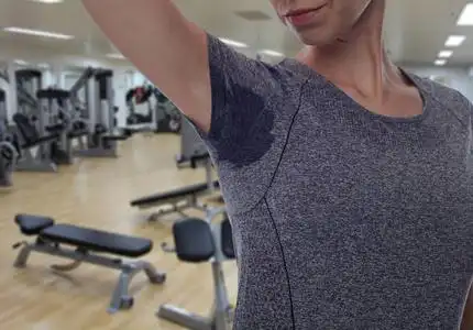 出汗女性体育女性腋窝出汗在健身房.蒸腾的污点.