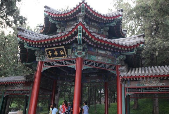 秋水亭,位于北京颐和园内,是一座重檐八角亭