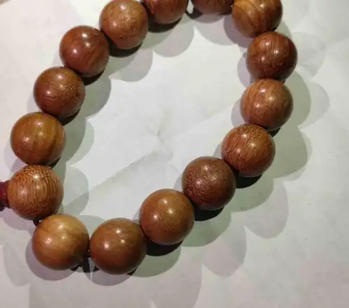 请我这个是真的缅甸花梨手串吗?