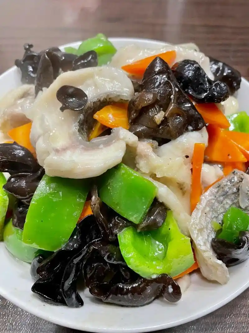 滑炒黑鱼片 今天再推荐一道突出食材本味的滑炒黑鱼片,口味鲜,嫩,滑