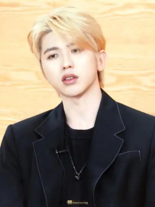 蔡徐坤晒湿发对镜自拍