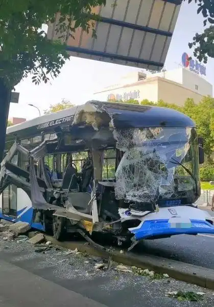 科苑路华佗路一公交车撞上路牌 幸无人员伤亡