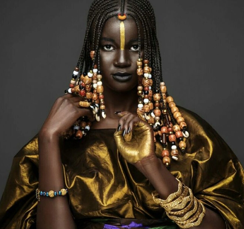 世界上最黑的女模特,网友:要不是灯亮着,我还以为我瞎!