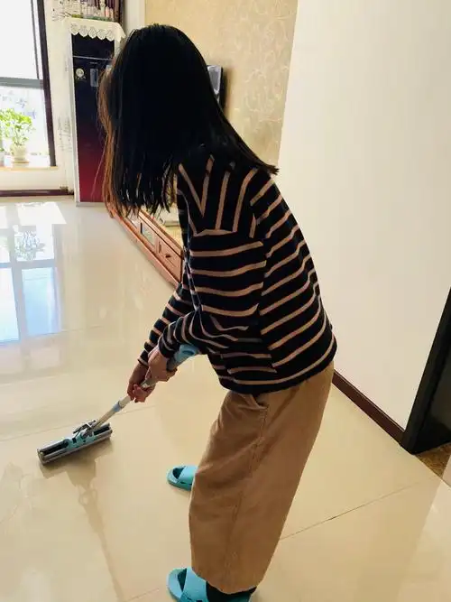 在家里,我也经常分担一些力所能及的家务,洗自己的衣服,收拾自己的