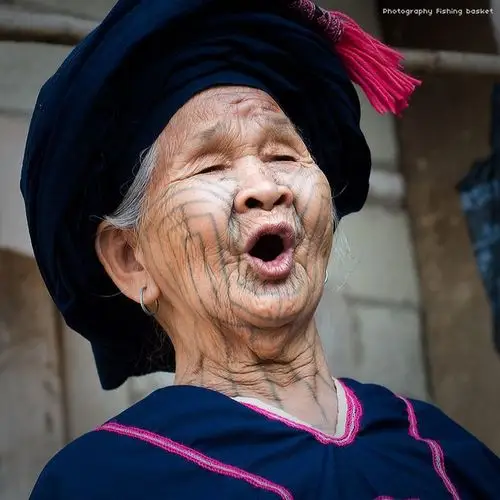 纹身的黎族阿婆