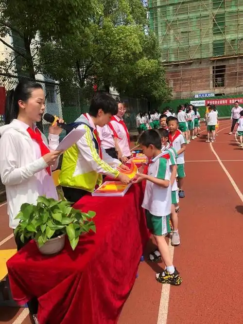 育英小学举行庆"六一"表彰大会