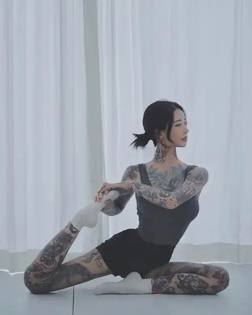 这是韩国纹身师ahnlina,因为身上的大面积纹身走红网络|时尚圈|上流