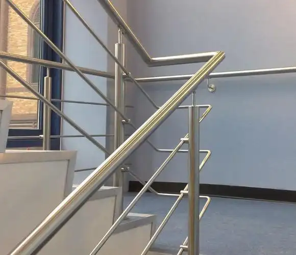 不锈钢玻璃栏杆的安装步骤不锈钢玻璃栏杆怎样装置?预埋底板.