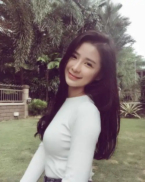 治愈系的笑容,拥有一对非常可爱的腰果眼