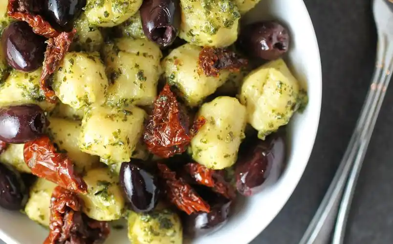 pesto gnocchi with olives and sun-dried tomatoes [vegan]