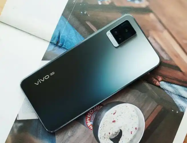 图赏vivo02s7爵士黑极致轻薄带来极致体验