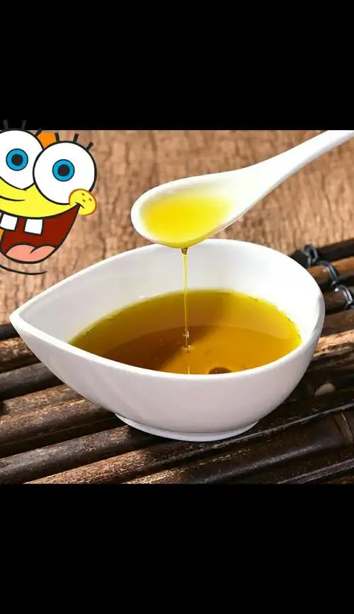 颜色深,才正宗,你知道吗?醇正的菜籽油是呈黄色至棕色.