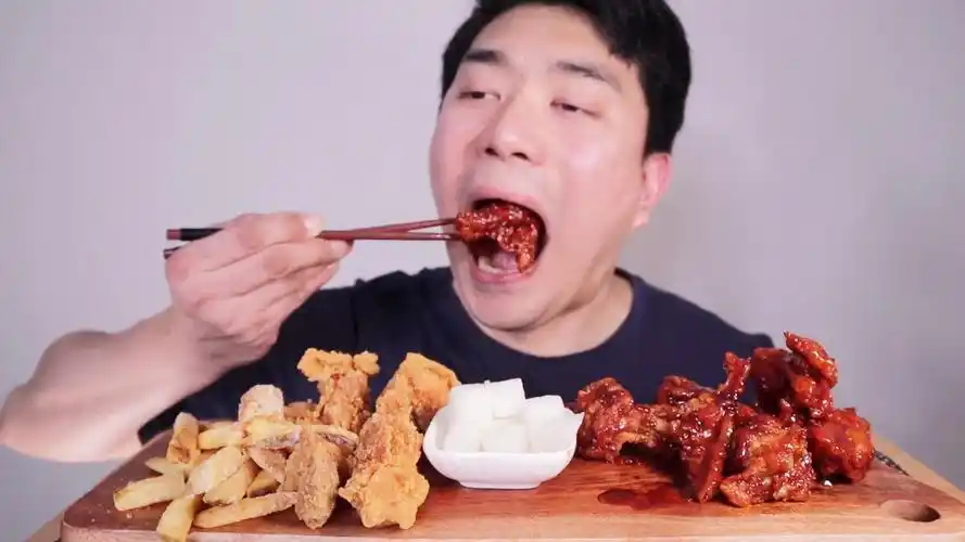 韩国的炸鸡很好吃?小哥哥吃不同口味的炸鸡,表情挺丰富