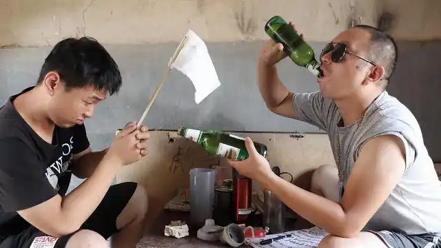 白酒2斤半,啤酒随便灌,"酒神"喝到小伙举白旗投降怀疑人生