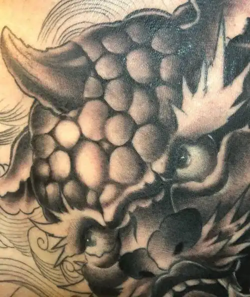 唐狮花胸未完待续纹身图片