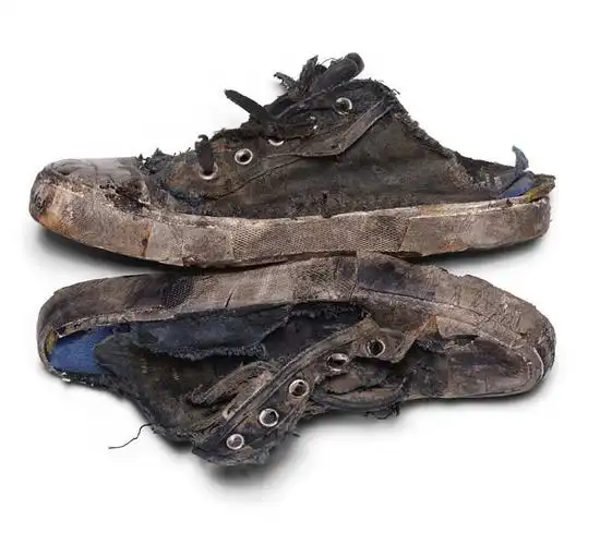 只顾着脏,压根就忘记了美!巴黎世家一双破烂运动鞋卖1450欧?