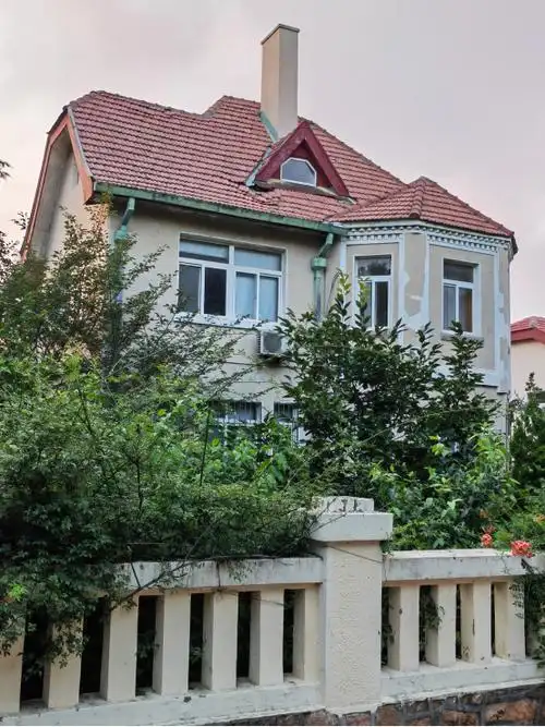 荣成路17号王节尧别墅另据《青岛八大关及太平角近代建筑》(钱毅中央