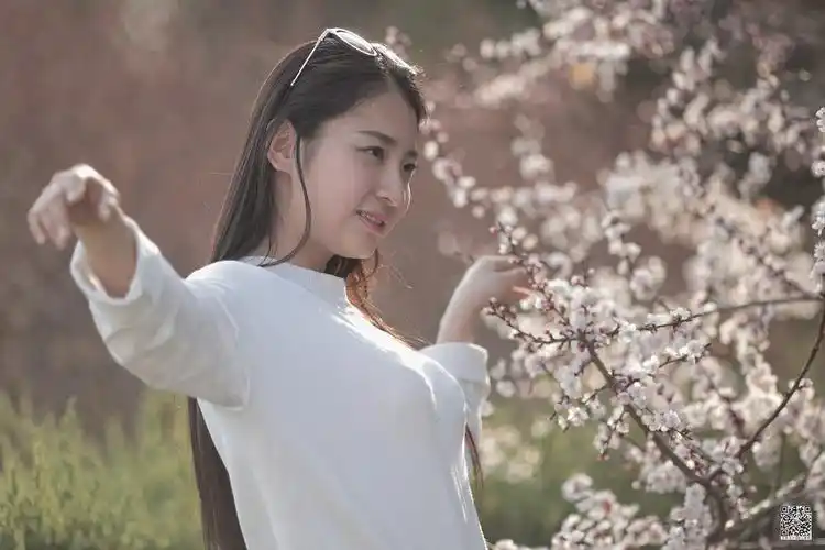 铁人广场花丛中的少女