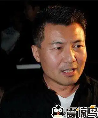 那英现在的老公叫孟桐,是北京著名高档酒吧vics的老板.