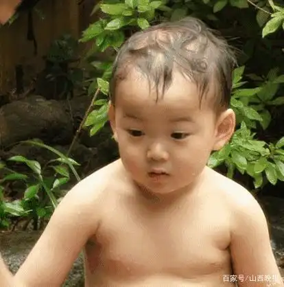 表情包民国长大了!可爱萌娃变身呆萌少年