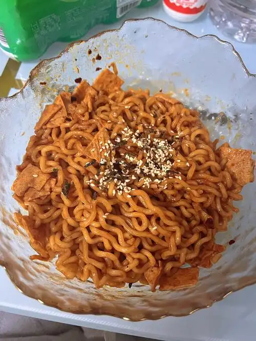 找男朋友要求不高 爱吃火鸡面 给我煮火鸡面 陪我一起吃火鸡面 吃完