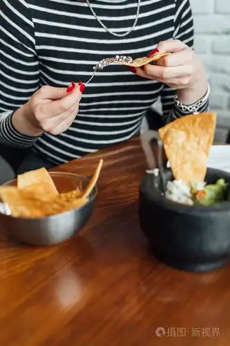 在餐馆吃饭的女人照片-正版商用图片0fpoyc-摄图新视界