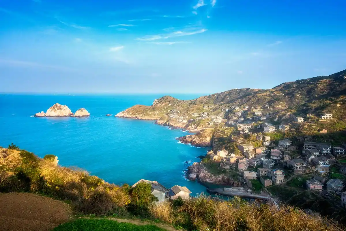 由於岛上终年云雾缭绕, 故又名雾岛,主要景点有花鸟灯塔,荧光海,佛手