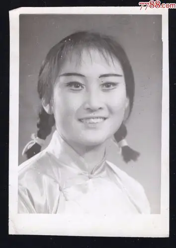 70年代辫子美女老照片1张(尺寸约7.5*10.5厘米)