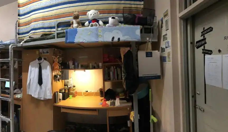 全部为上床下桌,6人间,有阳台#东北师范大学