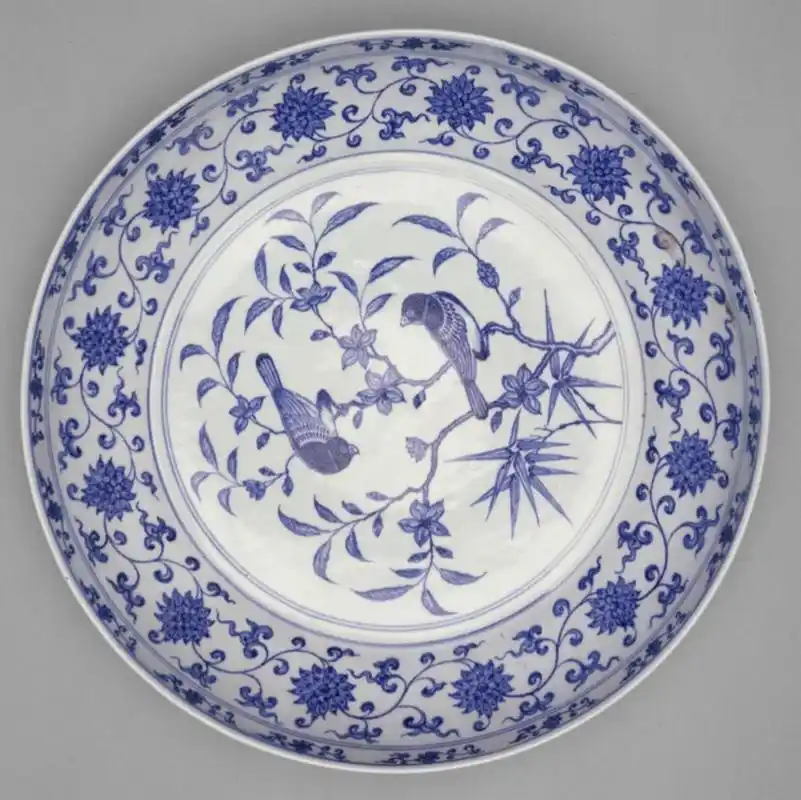 青花瓷经典纹饰介绍:花鸟纹  青花花鸟纹饰自明代永乐时期逐渐增多