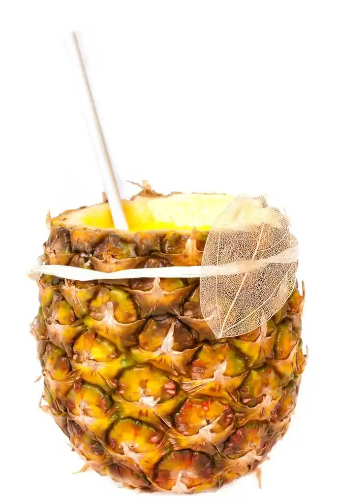 异国风情的鸡尾酒在菠萝杯