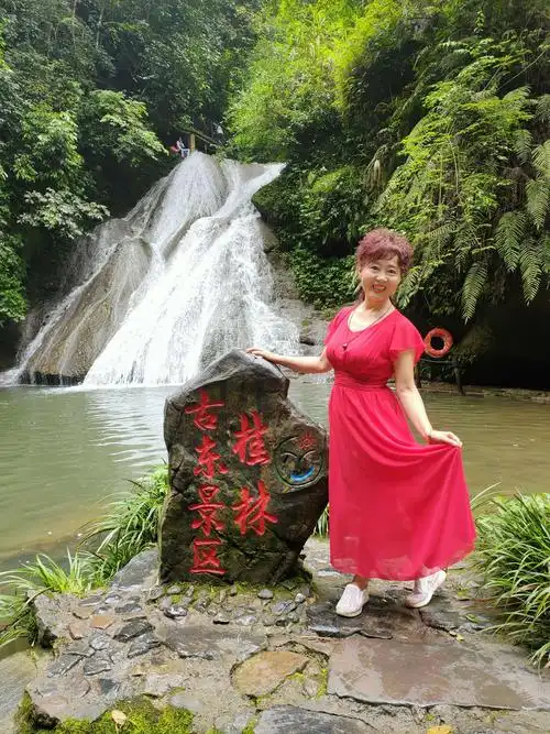 美女在山水涧多自信