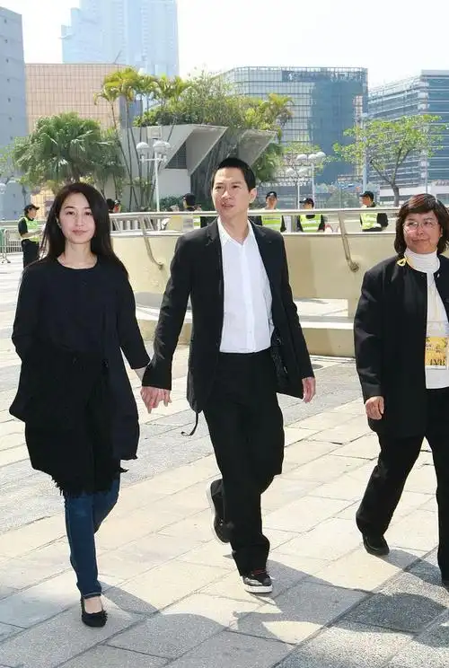 关咏荷"素颜"看着更像小姑娘,和张家辉牵手看着好甜蜜,真幸福