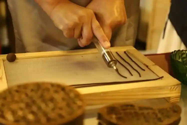 其它 香记 写美篇学习线香,盘香和塔香制作     老师给我们做盘香的