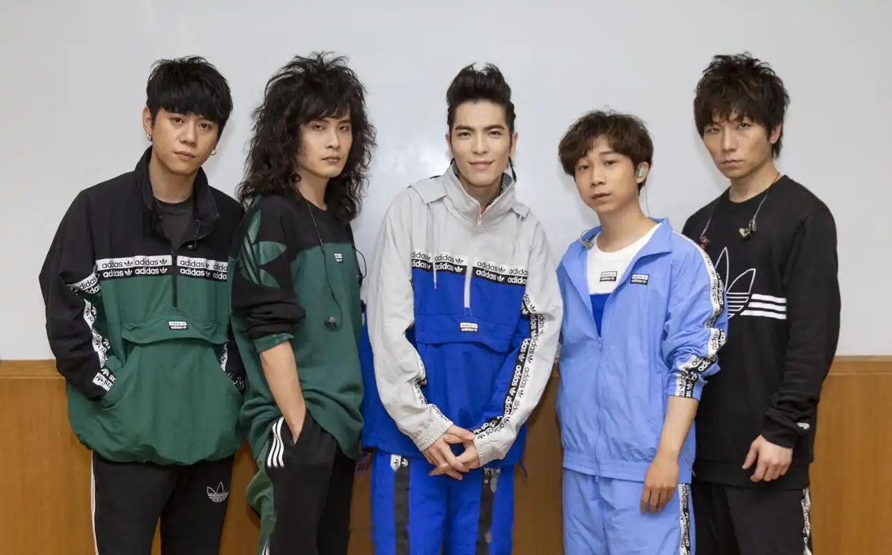 【亚洲重磅摇滚天团狮子lion,昨(10/30)受邀文化大学开唱】 许久未