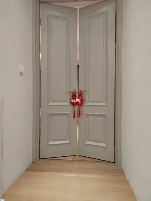 主卧房门双开门