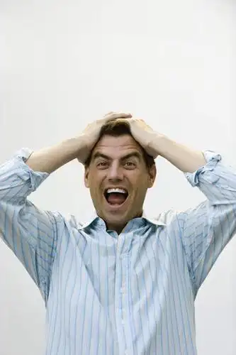 西方人,一个人,客厅,站,笑,大笑,竖图,室内,白天,正面,衬衫,兴奋,欧洲