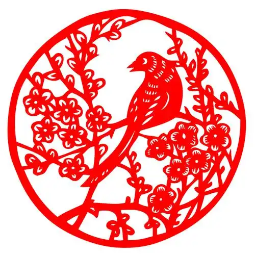 在折好的彩纸上画上梅花与喜鹊的图案,喜鹊是鸟类,表现羽毛最好的纹样