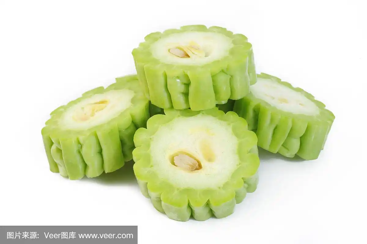 在白色背景上分离的苦瓜片