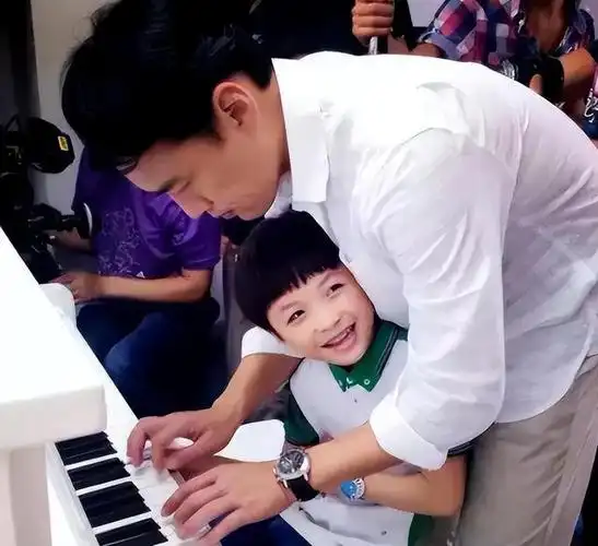 回顾王耀庆:为不搬家娶房东女儿婚后生两子,今事业有成家庭幸福