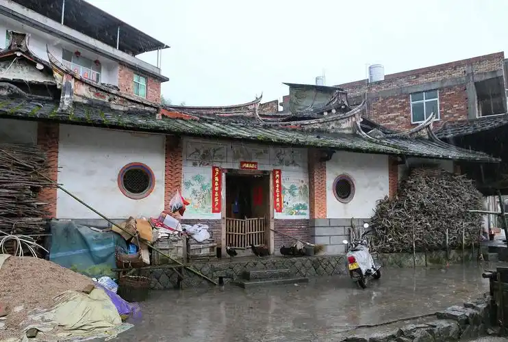 这户外面刷上涂料的似乎是老房子应该有很长的历史了,而后面新盖的两