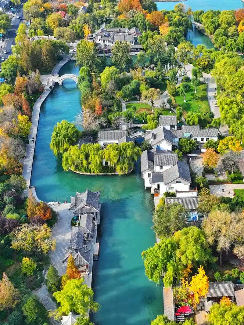 好景山东|航拍!空中俯瞰济南大明湖,湖光山色美如画卷